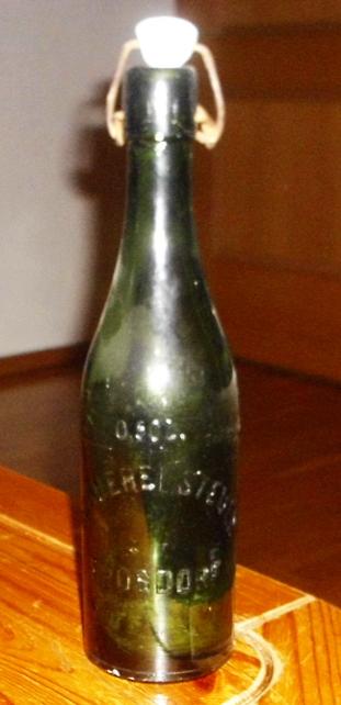 Alte 0,5-Liter-Flasche mit erhabener Schrift im Glas